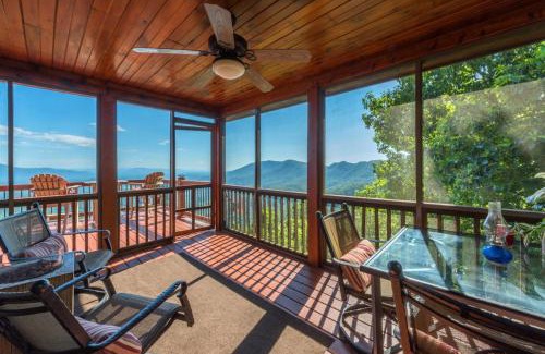 Old Fort House | Above the Clouds Log Cabin, Hot Tub & Views!