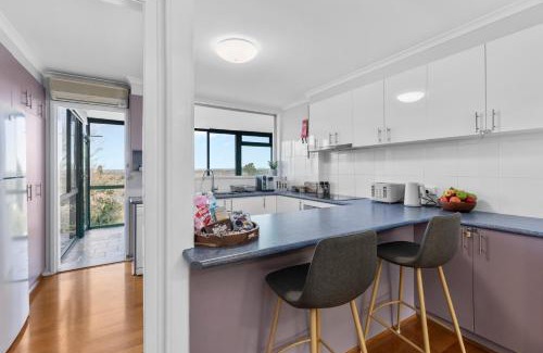 Kooringal Apartment | 'Above the Trees' - Spectacular Views, Sleeps 10