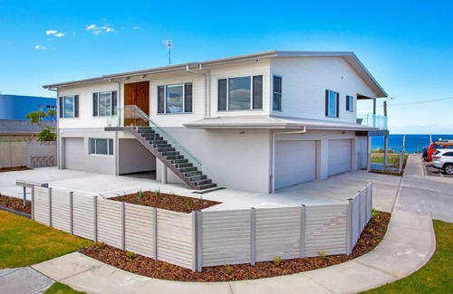 Warilla Apartment | Absolute Beachfront Holiday Apartment w Panoramic Ocean Views