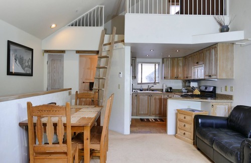 Telluride House | ABSOLUTE SKI-IN/OUT IN TOWN! GREAT VIEWS! HOT TUB! PRIVATE GARAGE! 2 BED + LOFT!