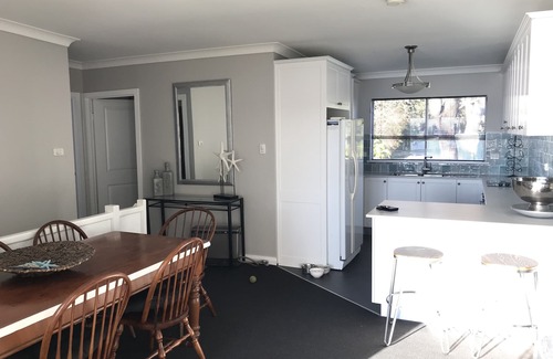Summerland Point House | Absolute water jetty decks bbq’s kayaks billiards fab sunsets 55 min up freeway