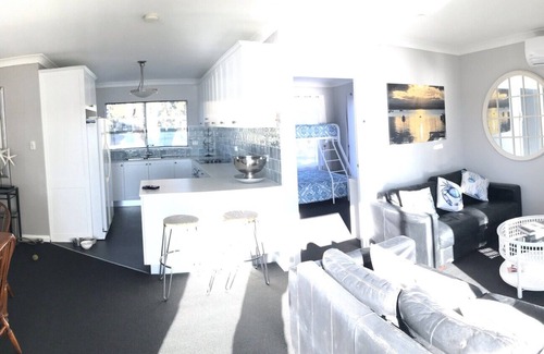 Summerland Point House | Absolute water jetty decks bbq’s kayaks billiards fab sunsets 55 min up freeway
