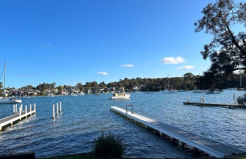 Lake Macquarie City Council House | Absolute waterfront home with private jetty