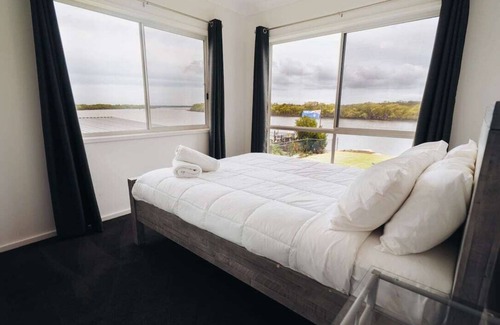 Meldale House | Absolute Waterfront Pumicestone Passage-Pontoon!