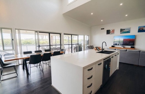Meldale House | Absolute Waterfront Pumicestone Passage-Pontoon!
