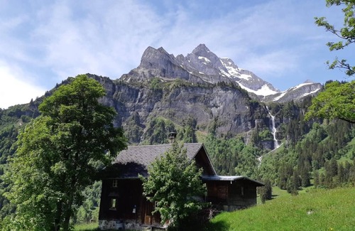 Braunwald Ski Chalet | Absolutely quiet panoramic location in an ancient wooden house