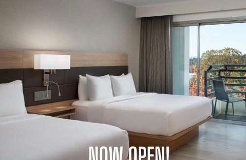 Lake Forest Hotel | AC Hotel by Marriott Portland Lake Oswego