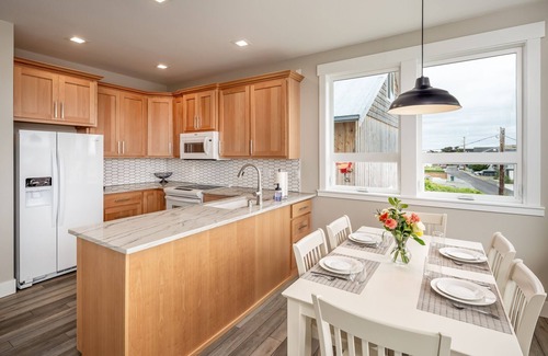 Camano Island House | AC, kayaks, rooftop deck with fire pit, boat launch and incredible views!