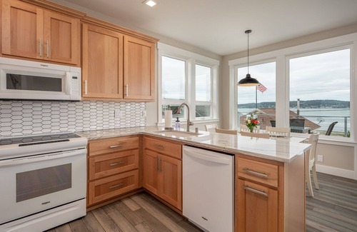 Camano Island House | AC, kayaks, rooftop deck with fire pit, boat launch and incredible views!