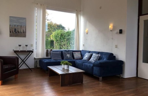 Scharendijke House | Achthoek78, rustige ligging minuten van het strand