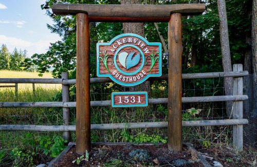 Salmon Arm Bed & Breakfast | Ackerview Guesthouse Bed and Breakfast