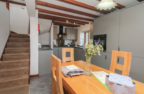 Teigngrace Cottage | ACORN COTTAGE, pet friendly, with pool in Newton Abbot