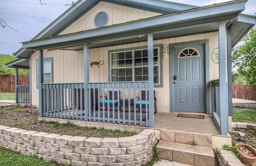 New Braunfels House | Acorn Hills Private Retreat! Pet Friendly! Shared Pool & Hot Tub!