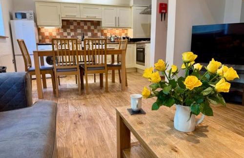 Liverton House | Acorn Lodge for Six with Hot Tub - Devon