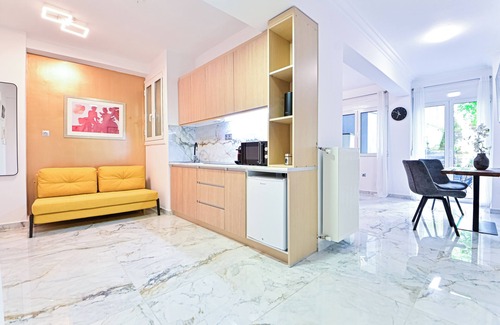 Kinosargous Apartment | Acropolis Luxurious Apartment! Backyard Garden, WiFi, Office Desk, AC, Metro