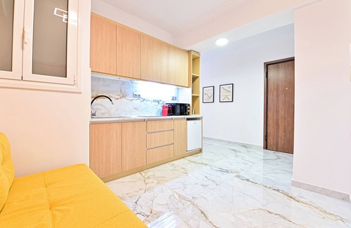 Kinosargous Apartment | Acropolis Luxurious Apartment! Backyard Garden, WiFi, Office Desk, AC, Metro