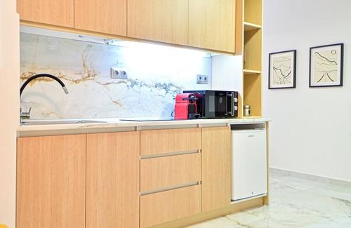 Kinosargous Apartment | Acropolis Luxurious Apartment! Backyard Garden, WiFi, Office Desk, AC, Metro