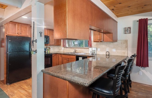 Glencoe Cabin | ACROSS FROM LAKEMONT PINES LAKE SLEEPS 16 W/HOT TUB, PET FRIENDLY