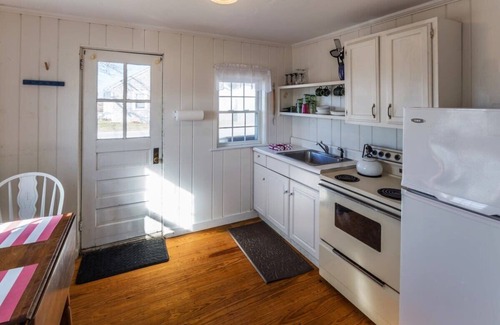 Wellfleet House | Across from Mayo beach walk to downtown!