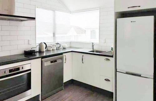 Taupo House | Across Lake & 5 Min Walk to Town *No Service Fee*