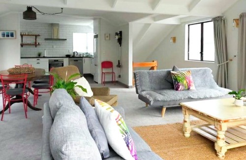 Taupo House | Across Lake & 5 Min Walk to Town *No Service Fee*