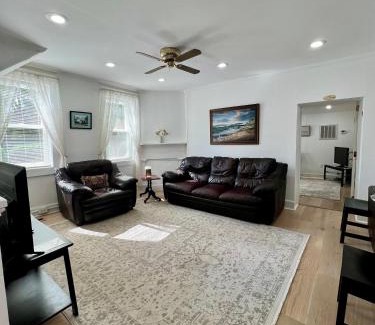 Washington House | Across the Inn Entire 3 bedr House with tub & extremely fast Wi-Fi