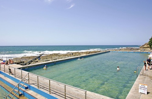 The Entrance Apartment | Across the Road from The Entrance beach and pools