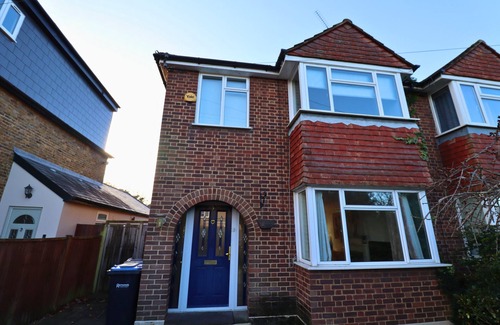 Runnymede House | Addlestone Stylish Three Bedroom House