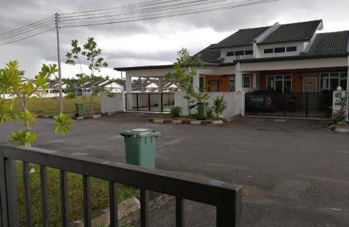 Kampung Merdang Gayam House | Address No 915, Lorong Uni Central 13, Taman Uni Central, Kuching Samarahan Expressway