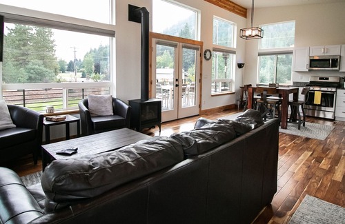 Leavenworth House | Addy Acres- Near hiking, snowshoeing, sled rides & Sleeping Lady Resort
