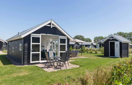 Westenschouwen House | Adjacent to the orchard, this chalet has a spacious garden with unobstructed views. The chalet has a