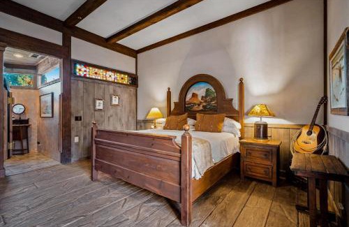 Oak Creek Apartment | Adobe Village Inn Estate estate