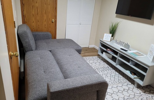 Rochdale Apartment | Adorable 2-bed 1-bath w/Wifi & Free Parking Close to JFK