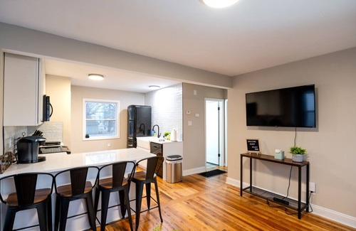St. Charles House | Adorable 2 Bedroom Home