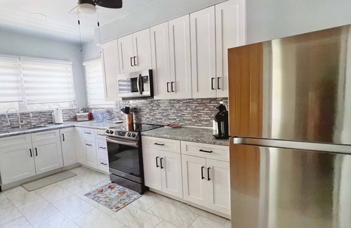 South Pensacola House | Adorable 2 BR Bungalow Near DT, NAS, Beaches