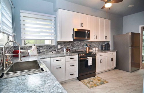 South Pensacola House | Adorable 2 BR Bungalow Near DT, NAS, Beaches