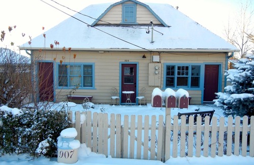 Flagstaff Apartment | Adorable & Affordable Historic Cottage/Walk to Downtown/NAU/Groceries & Trails