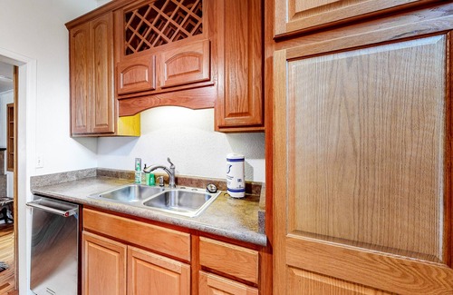 Broadmoor Cottage | Adorable cottage w/large deck, fast WiFi, gourmet kitchen, & great location