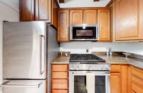 Broadmoor Cottage | Adorable cottage w/large deck, fast WiFi, gourmet kitchen, & great location