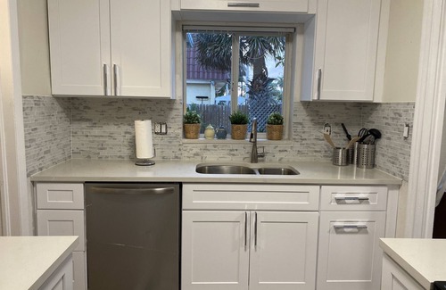 Deerfield Beach Cottage | Adorable Cottage Steps From The Beach! Sleeps Up To 8, FAMILY AND PET FRIENDLY