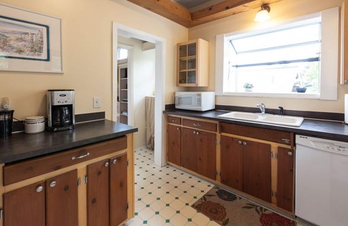 Hood River House | Adorable Cottage in the Heart of Hood River, A/C, Mtn & River Views!