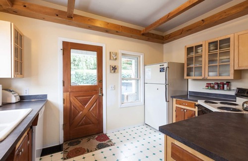 Hood River House | Adorable Cottage in the Heart of Hood River, A/C, Mtn & River Views!