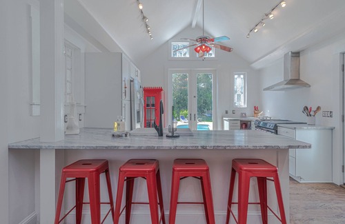 Urbanna House | Adorable Cottage w/Pool & Hot Tub In the Heart of Urbanna