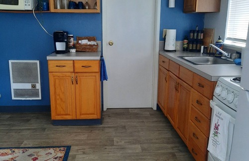 Parkwood Cottage | Adorable Garden Cottage with Hot Tub