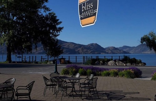 Central Okanagan House | Adorable Getaway - Steps to the Beach! Now EV friendly 😊