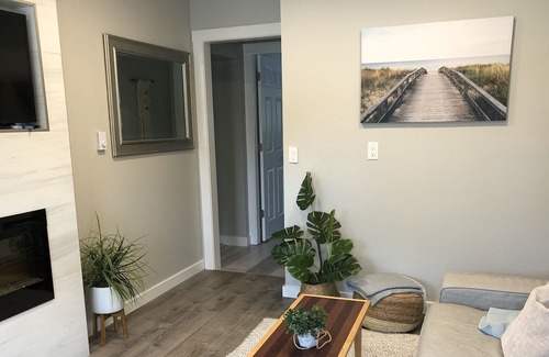 Central Okanagan House | Adorable Getaway - Steps to the Beach! Now EV friendly 😊