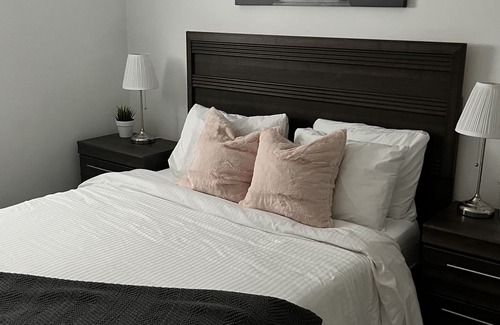 Central Okanagan House | Adorable Getaway - Steps to the Beach! Now EV friendly 😊