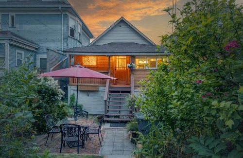 Kitsilano House | Adorable Kits Home with Balcony and Garden Retreat