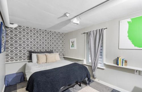 Kitsilano House | Adorable Kits Home with Balcony and Garden Retreat