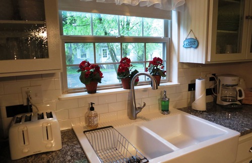 Sandpoint House | Adorable Lake Street Cottage~5th bedroom/bath option ~ Walk to town ~ Bikes!